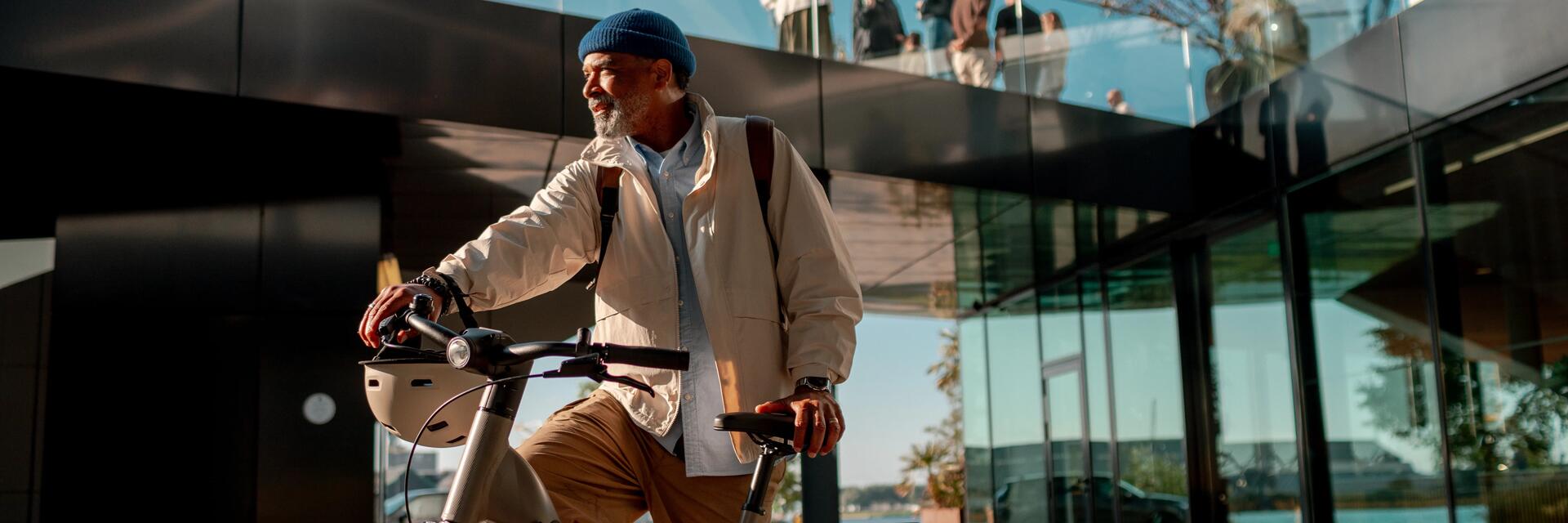 Homme senior sur un vélo électrique