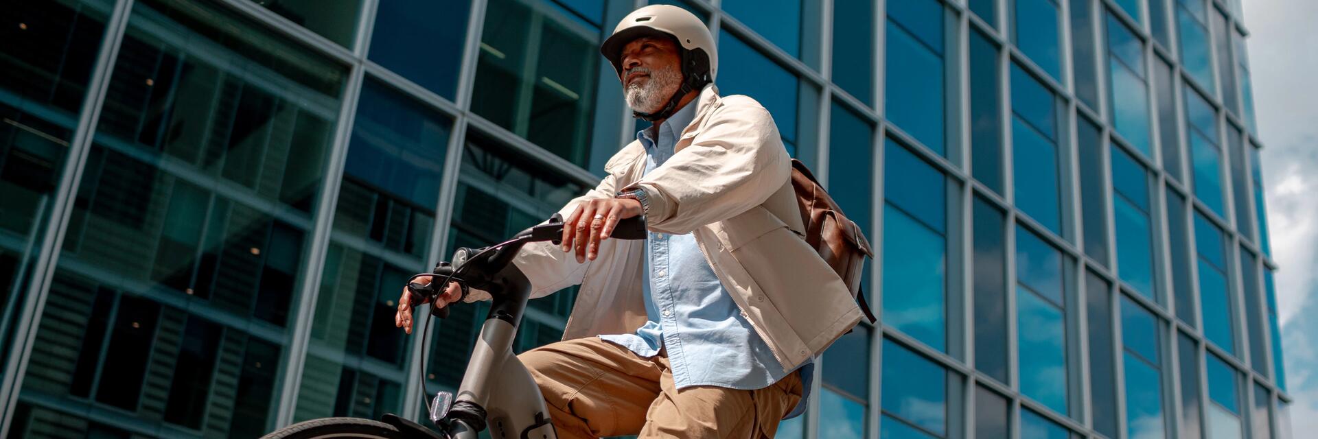 Senior sur un vélo