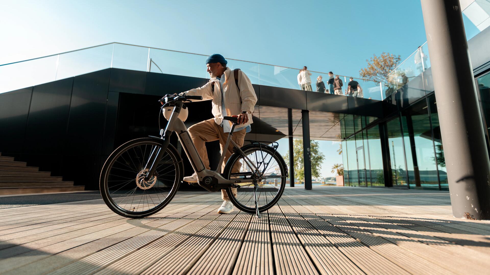 Homme senior qui enfourche un vélo électrique