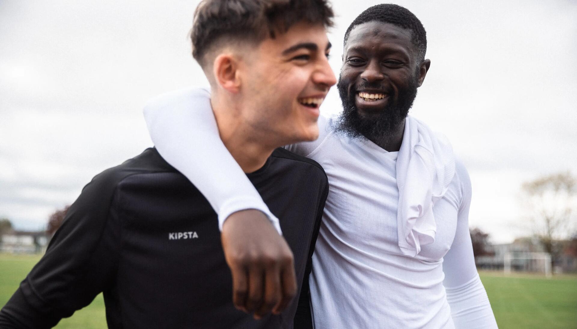 Due giocatori sorridono dopo l'allenamento