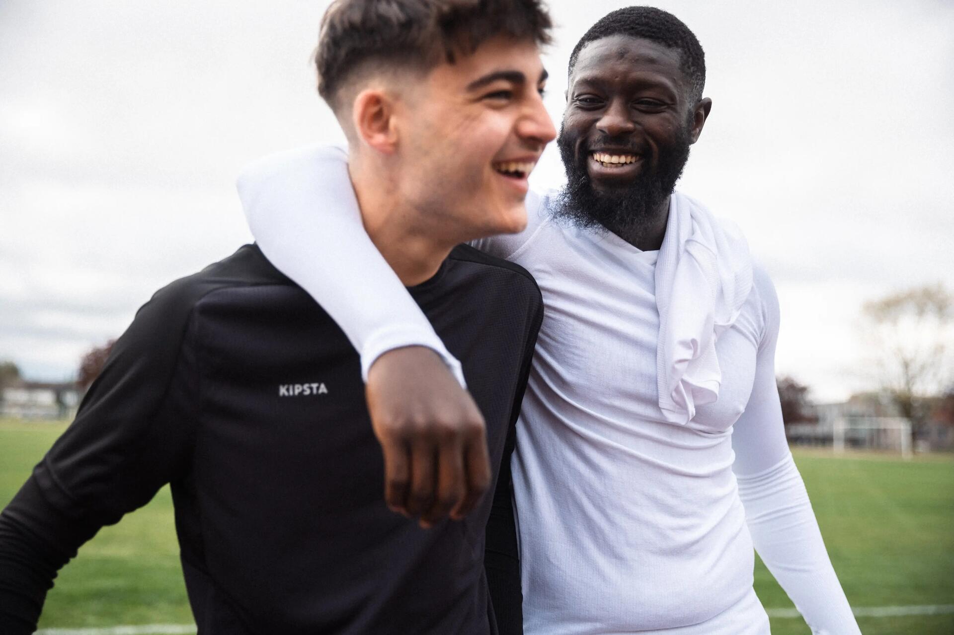 Zwei Spieler, die nach dem Training lächeln