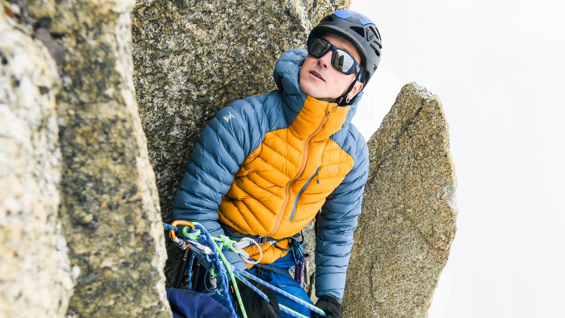 Mann klettert am Hausbachfallklettersteig