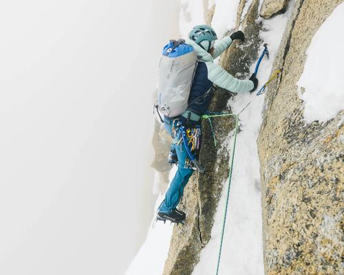 Eine Frau hat ihre Eisschrauben geschliffen