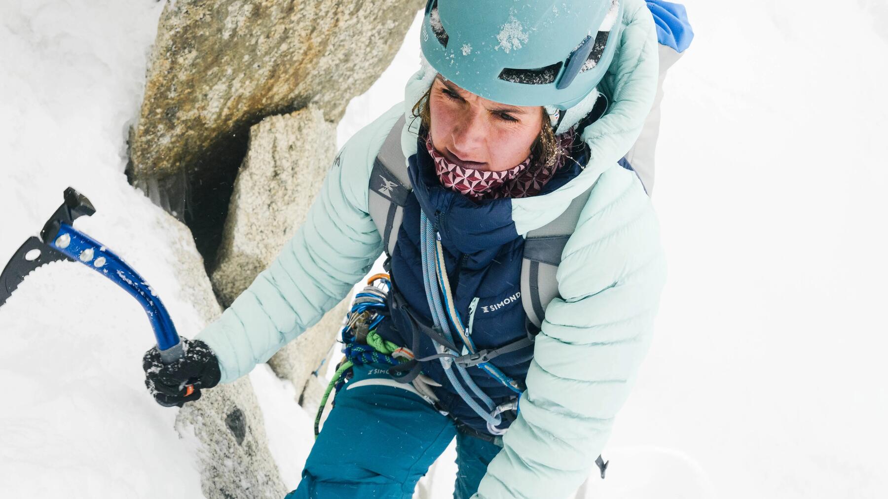 Eine Frau hat sich mit Eisschrauben am Berg gesichert