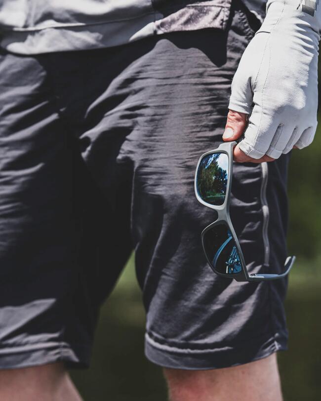 Nahaufnahme eines Anglers, der eine Polbrille in der Hand hält