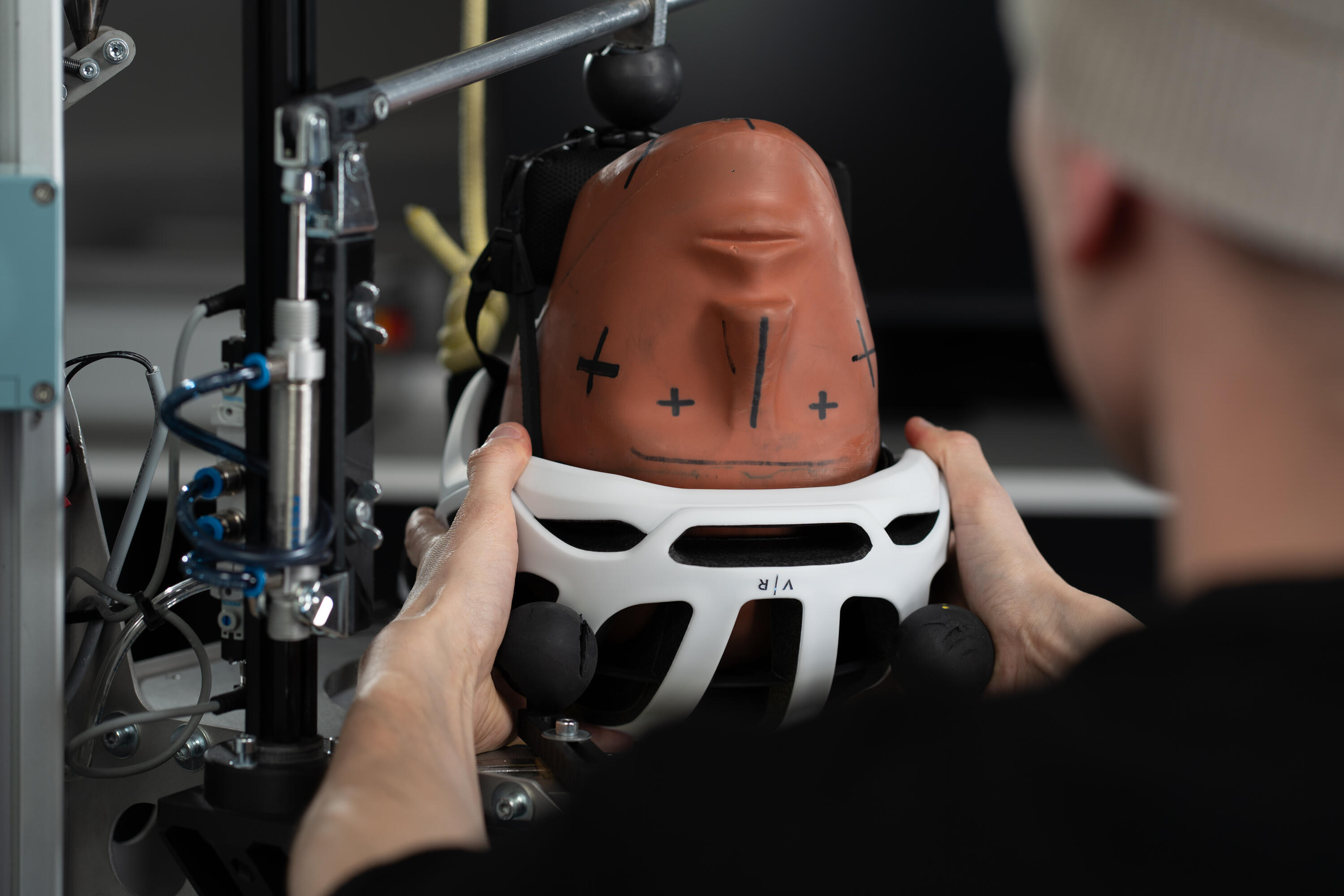 Safety is an absolute priority. The applied standards go far beyond European requirements. Before approval, every design undergoes 40 to 60 impact tests, ten times more than the regulatory minimum.