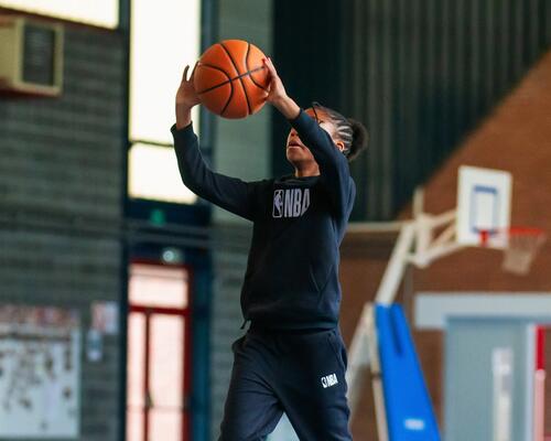 taille-basketball-homme-ballon