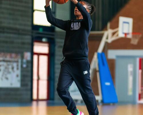 taille-basketball-homme-ballon