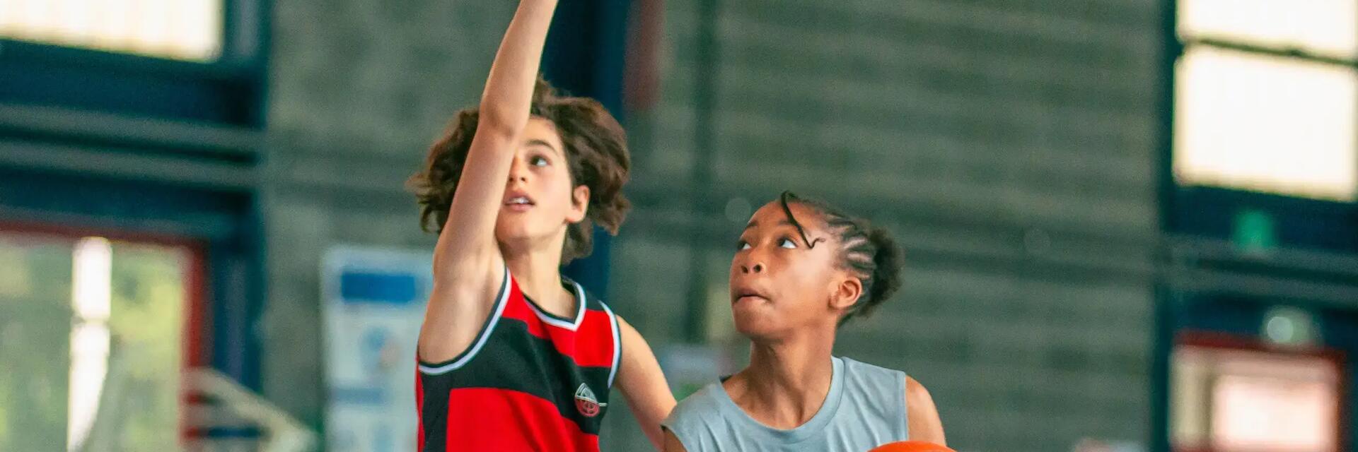 poser utiliser défendre sur un écran au basket