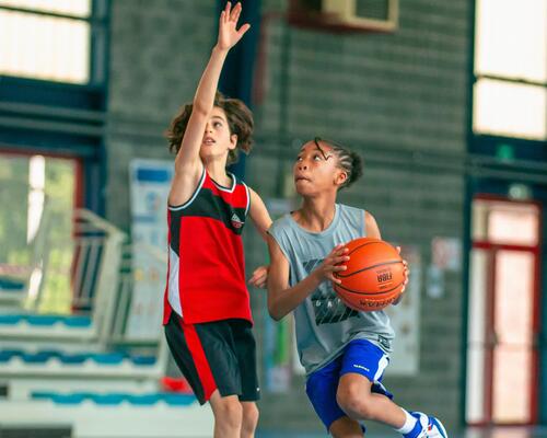 poser utiliser défendre sur un écran au basket