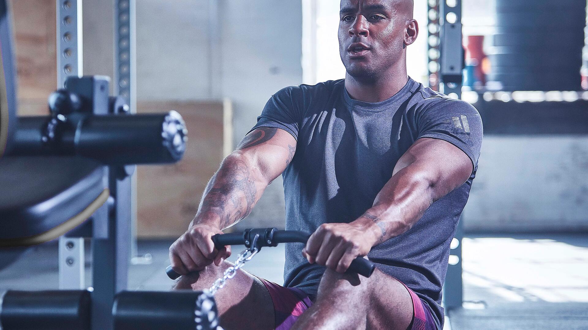 hombre haciendo jalón sentado en polea 