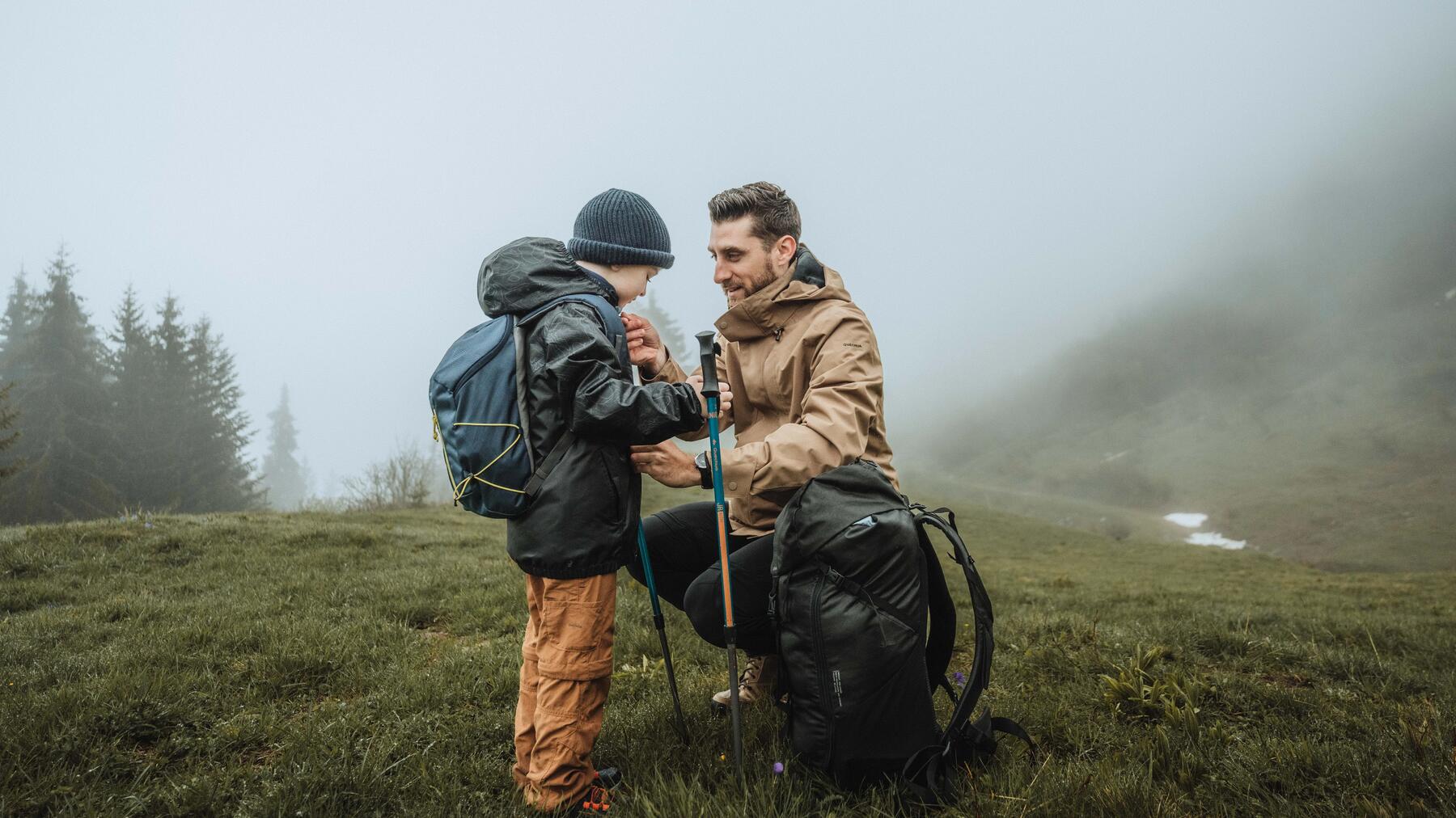 EarthCache-Abenteuer: Ein Erwachsener erklärt einem Kind eine geologische Besonderheit