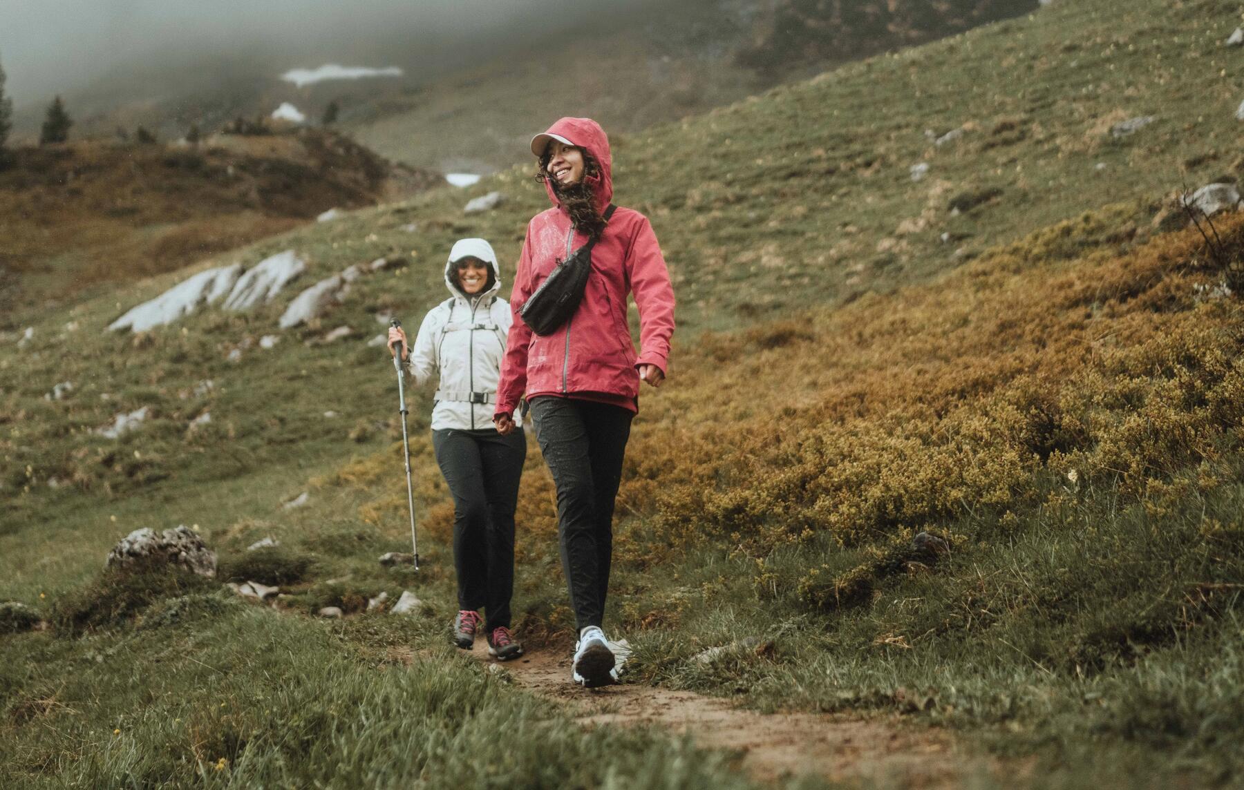Sport à tester sous la pluie : la marche et la randonnée