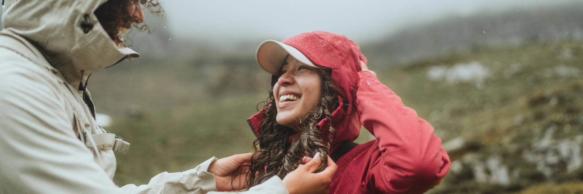 So wird die Wasserdichtigkeit von Wanderjacken gemessen