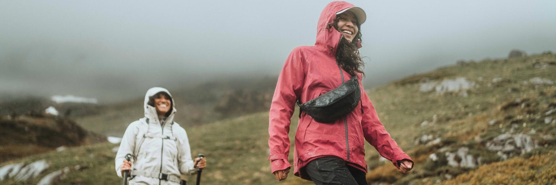 Wandern bei Regen: So bleibst du & dein Gepäck trocken