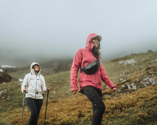 Wandern bei Regen: So bleibst du & dein Gepäck trocken