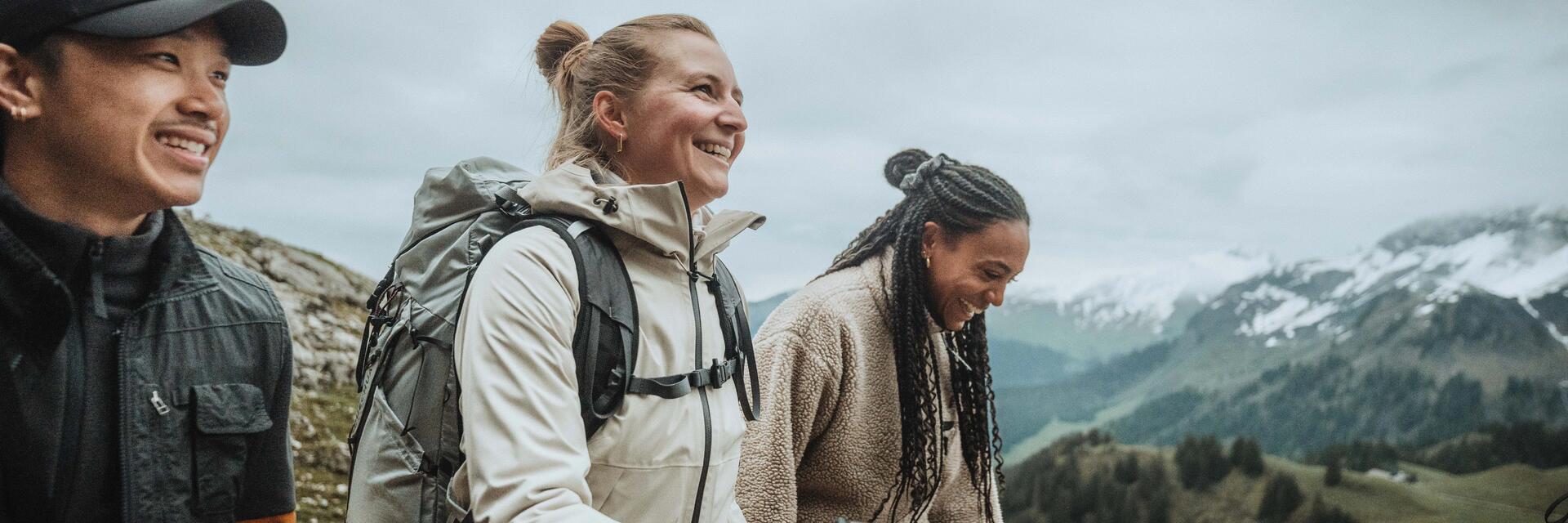 Eine Gruppe aus einem Mann und zwei Frauen entdeckt die Klassifizierung verschiedener Wanderwege