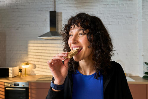 femme qui mange une barre de céréale