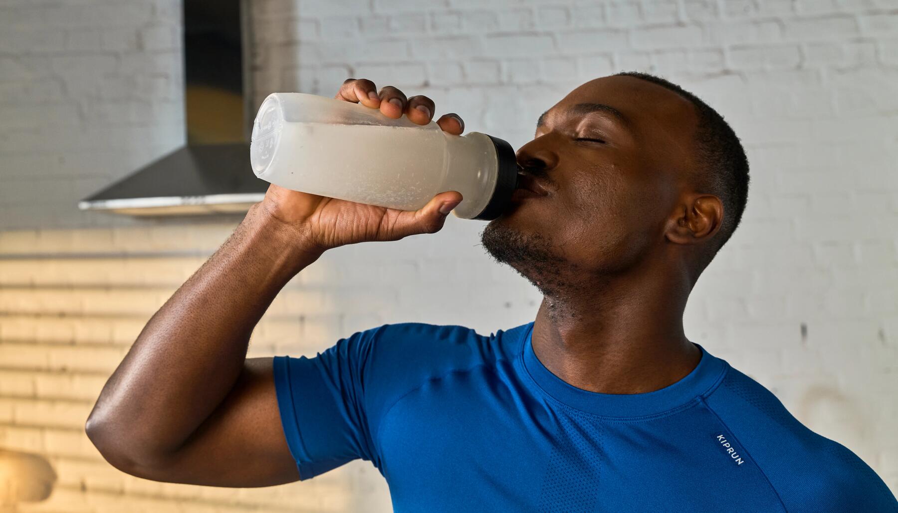 Mann trinkt einen Fitness-Shake mit Maltodextrin zur Regeneration nach dem Sport