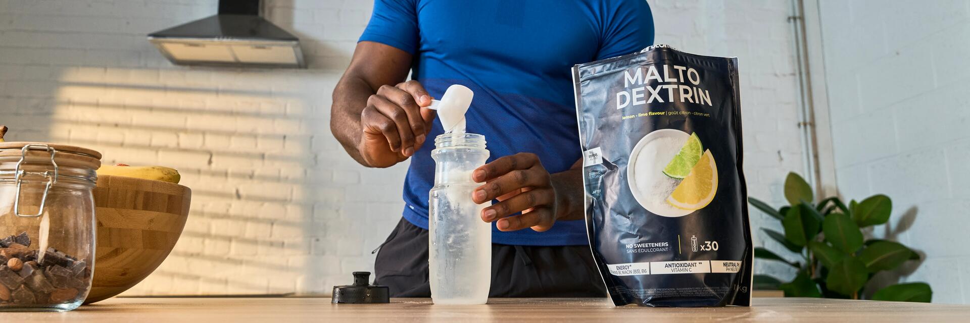 Mann bereitet sich einen Fitness-Shake, Nahrungsergänzung für Energie und Regenerationmit Maltodextrin zu, 