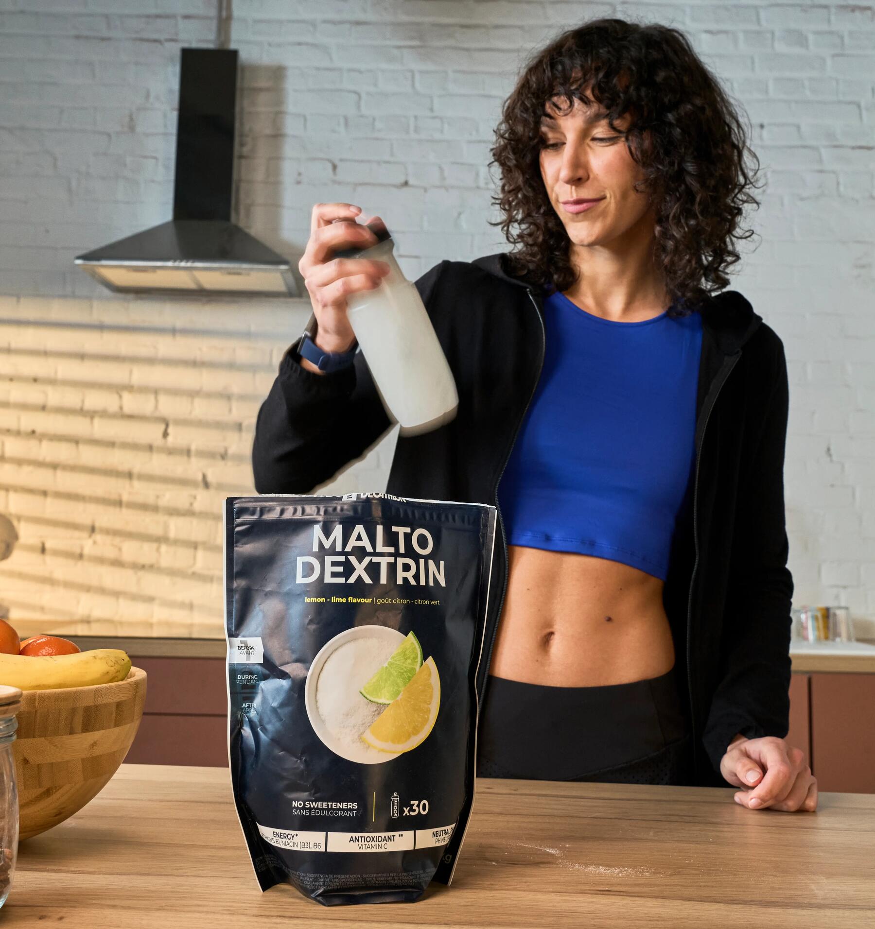 Een vrouw maakt een sportdrank met maltodextrine