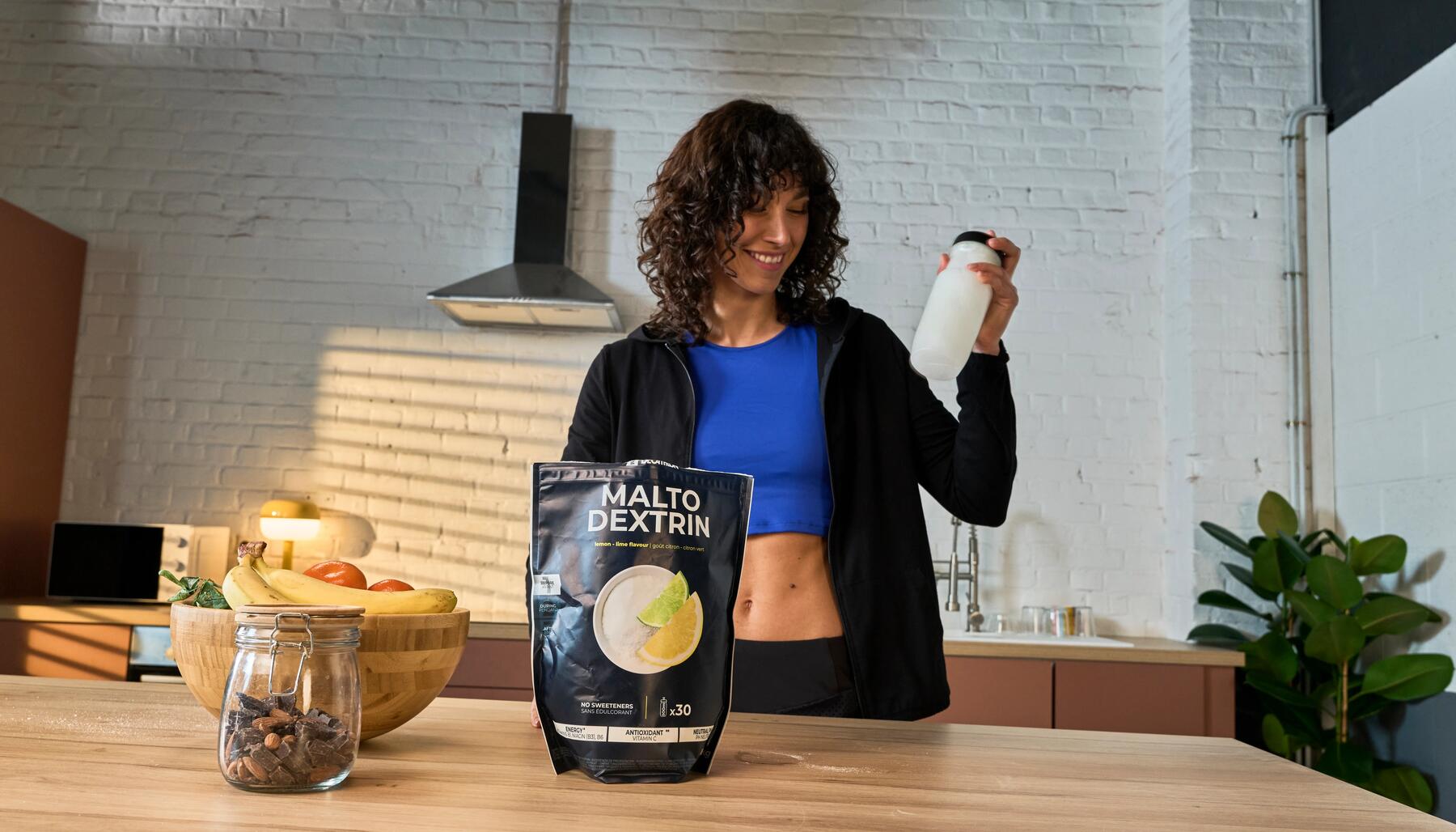 Frau bereitet in der Küche einen Shake mit Maltodextrin zu