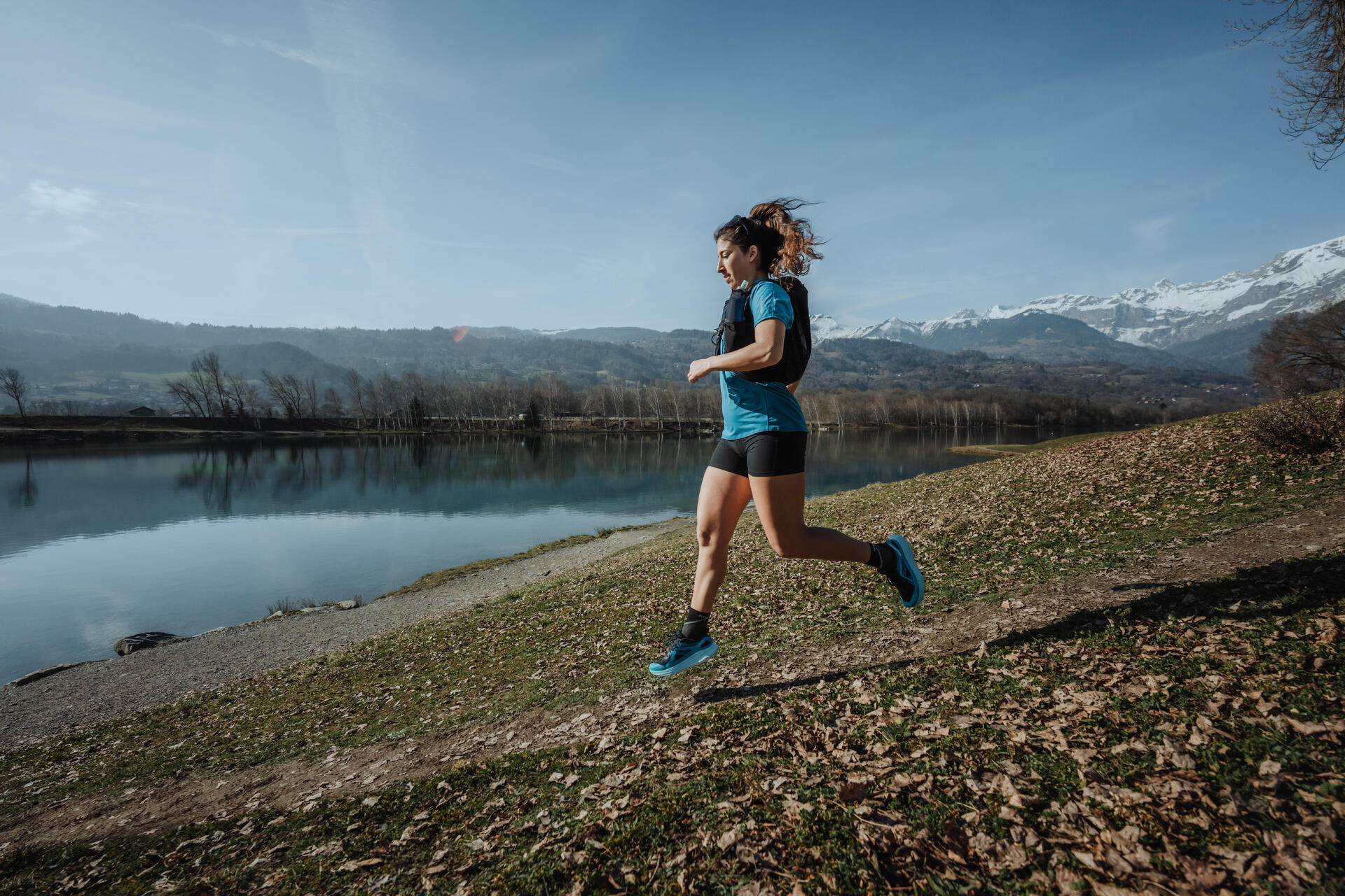 Kobieta przygotowująca się do biegu na 10 km