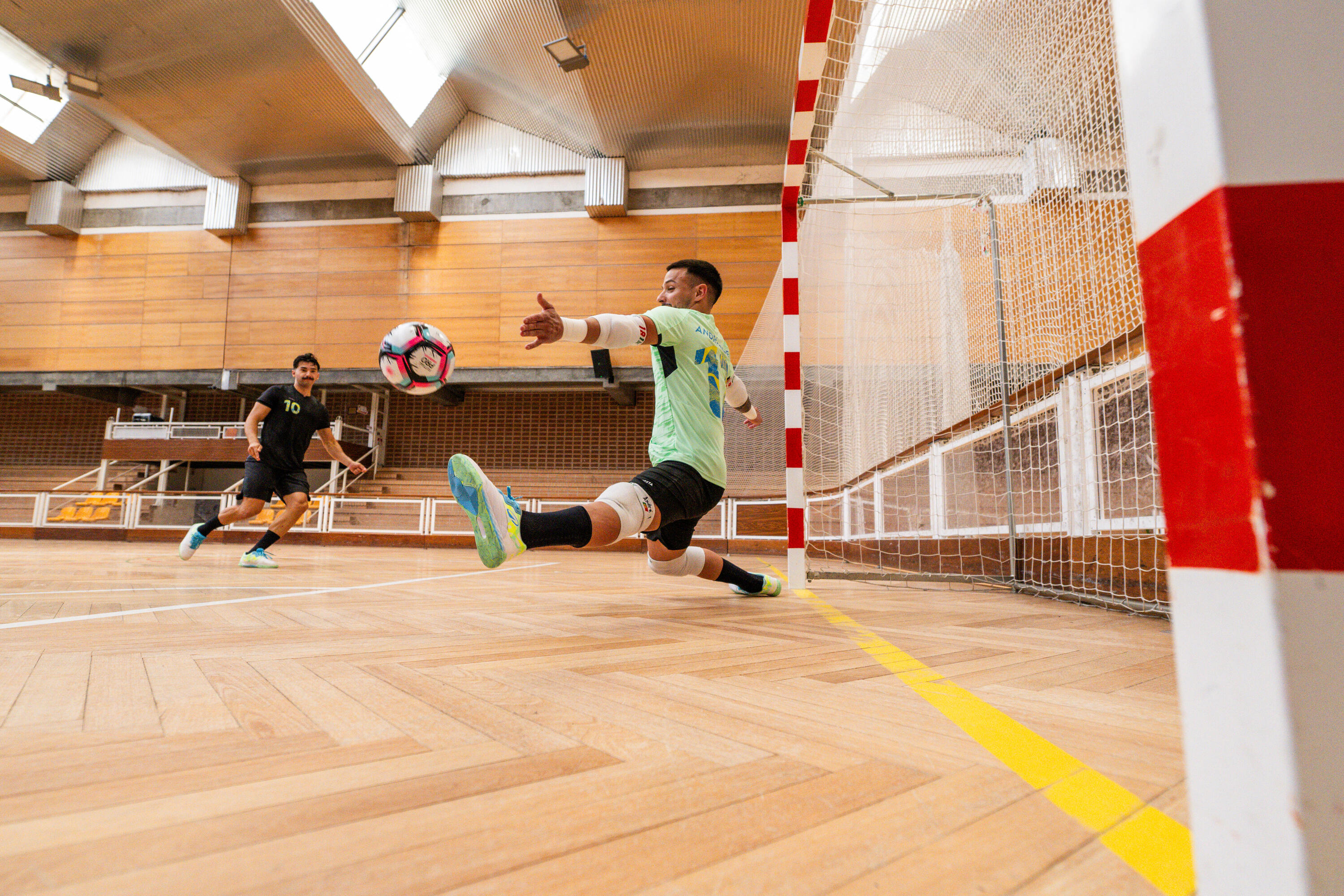 Ballon de Futsal Taille 4 FIFA Quality Pro 10/16