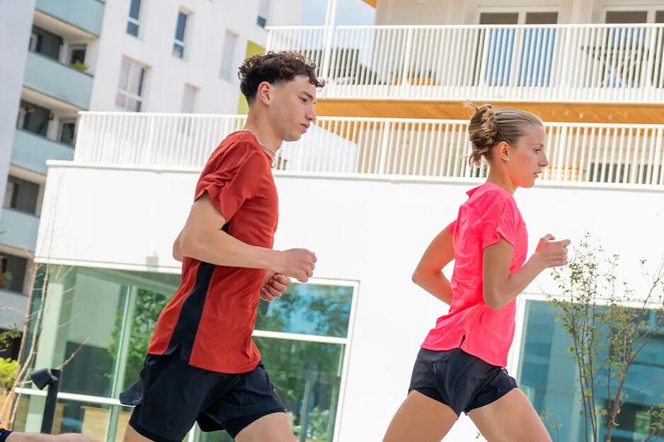 Zwei Personen laufen mit Running Outfits dank der Tipps von Decathlon