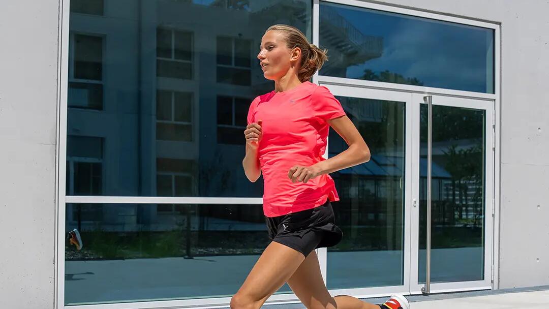 Eine Frau trägt Laufbekleidung im Sommer