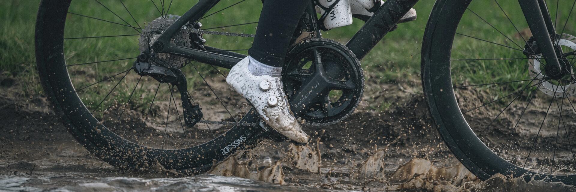 Rowerzysta jadący na rowerze z oponami bezdętkowymi