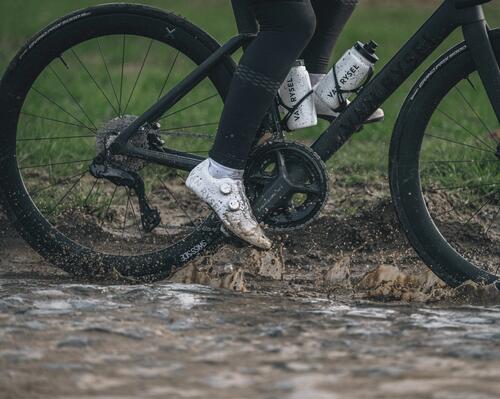 Rowerzysta jadący na rowerze z oponami bezdętkowymi