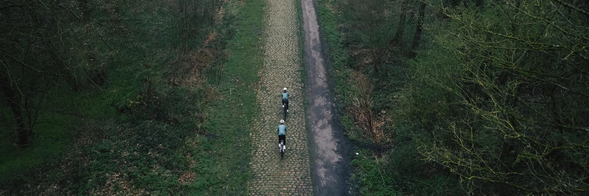 Rowerzyści w kaskach rowerowych jadący na rowerach fitnessowych