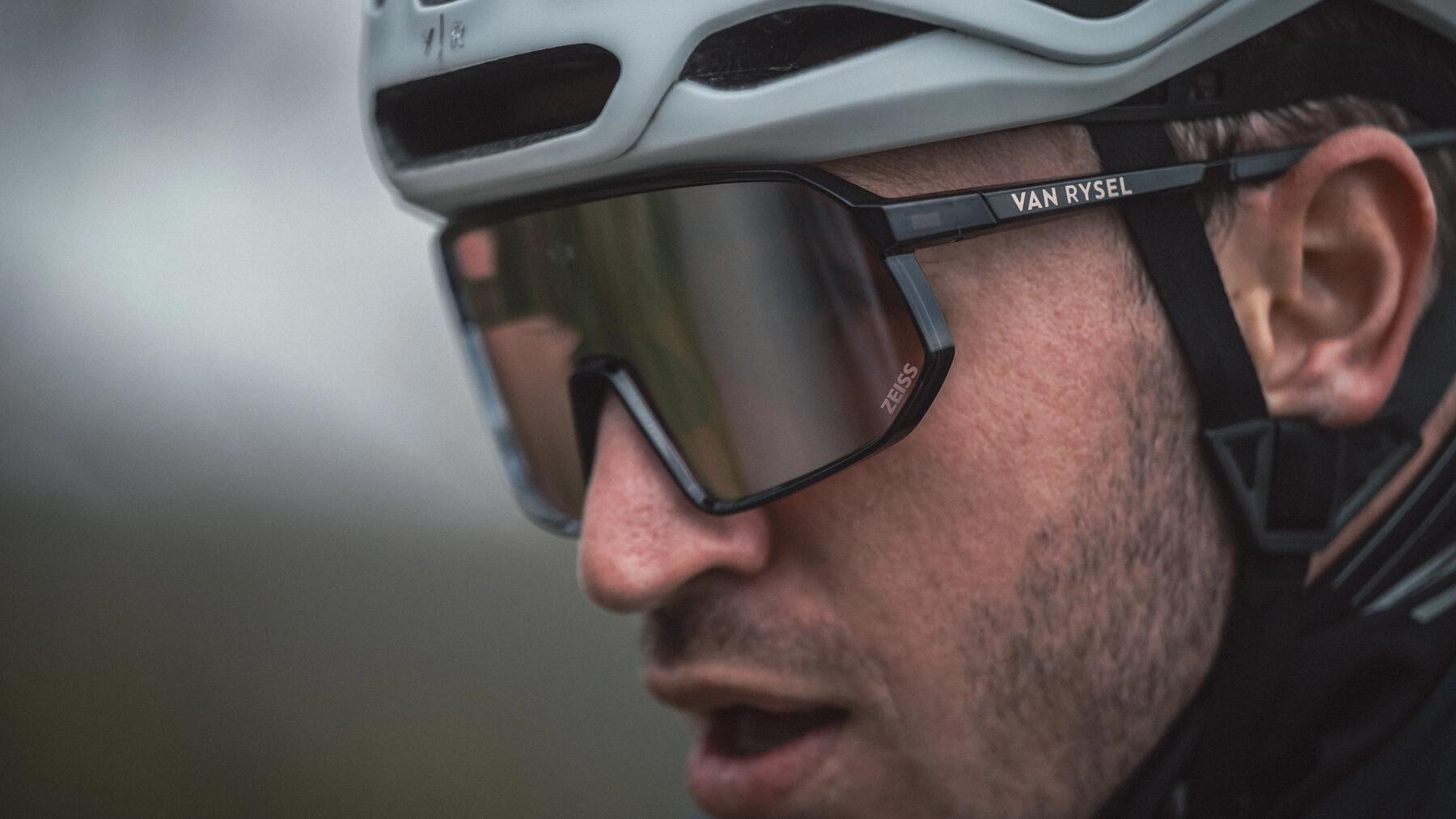 mulher com capacete e óculos decathlon