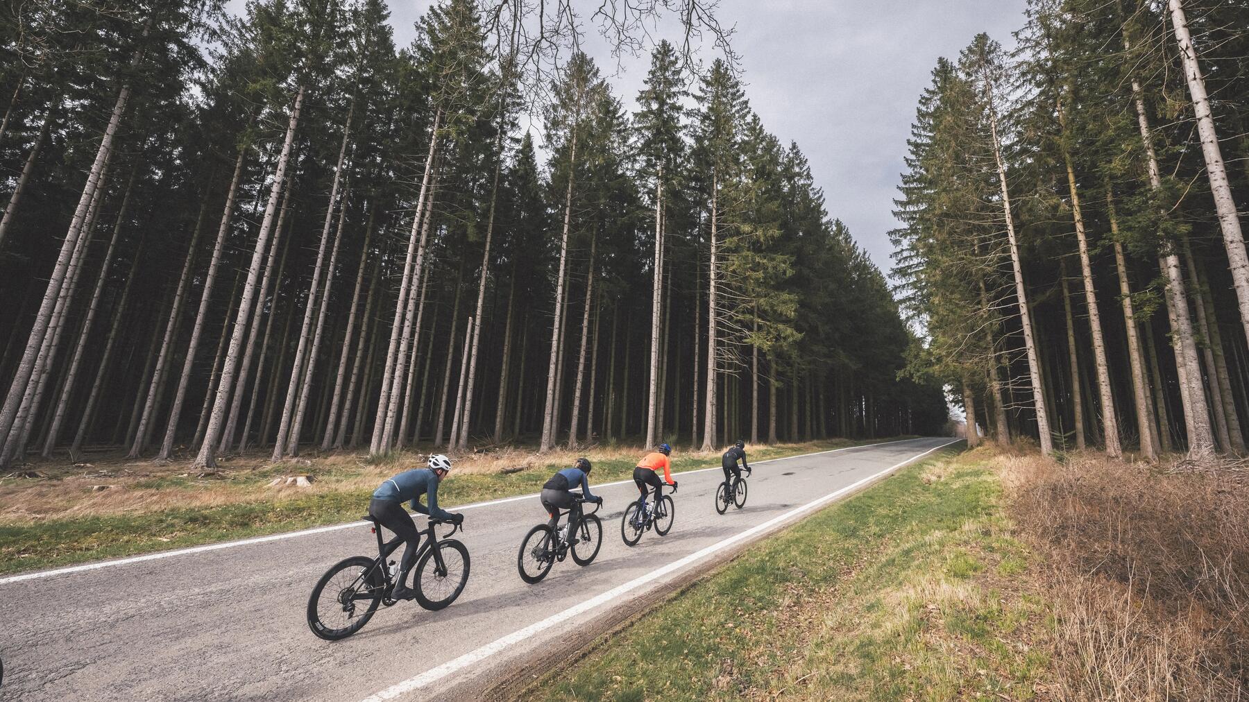 Rowerzyści jadący na rowerze w zimie