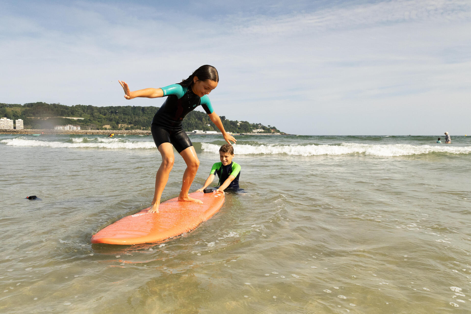Dzieci uczące się surfingu w Polsce