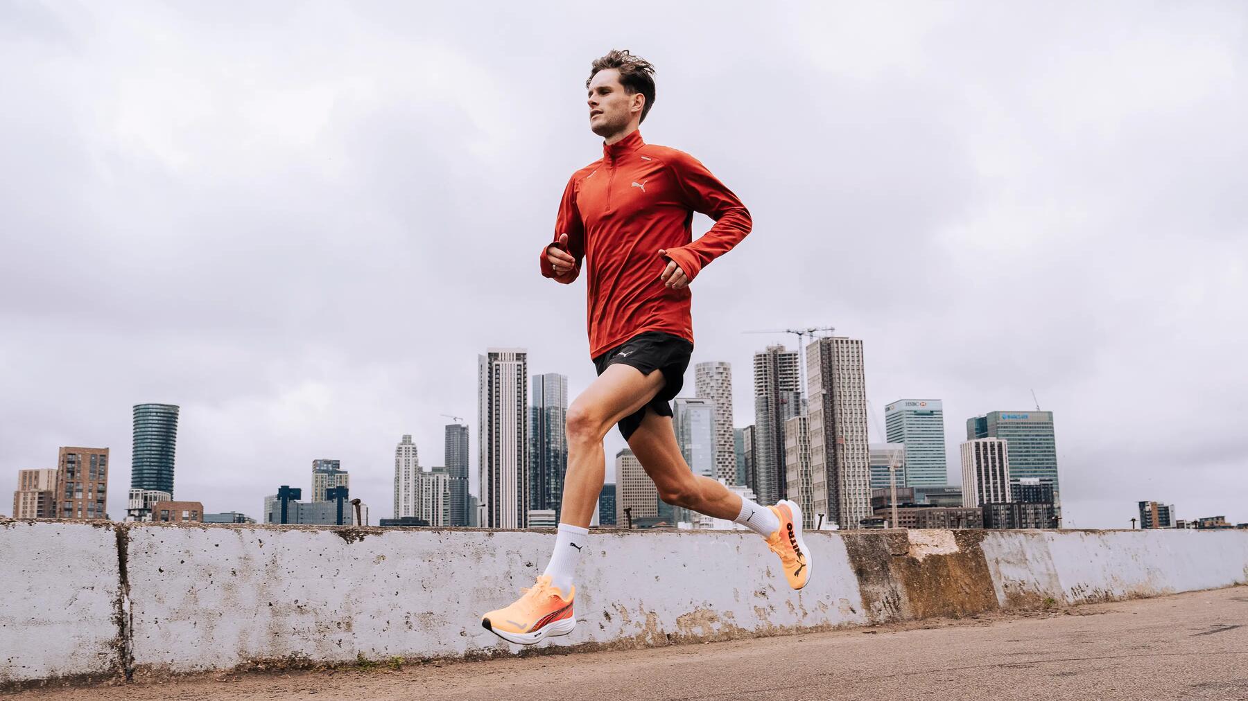 Dehnung der Beininnenseite im Sitzen als Teil der Regenerationsroutine nach dem Sport!