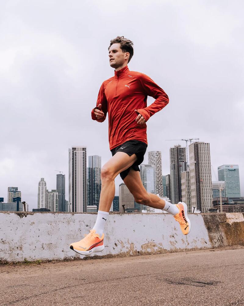 Ein Läufer trägt Laufbekleidung von Puma