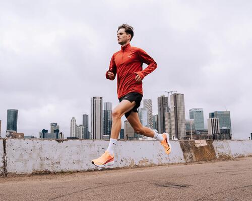 homme qui commence la course à pied