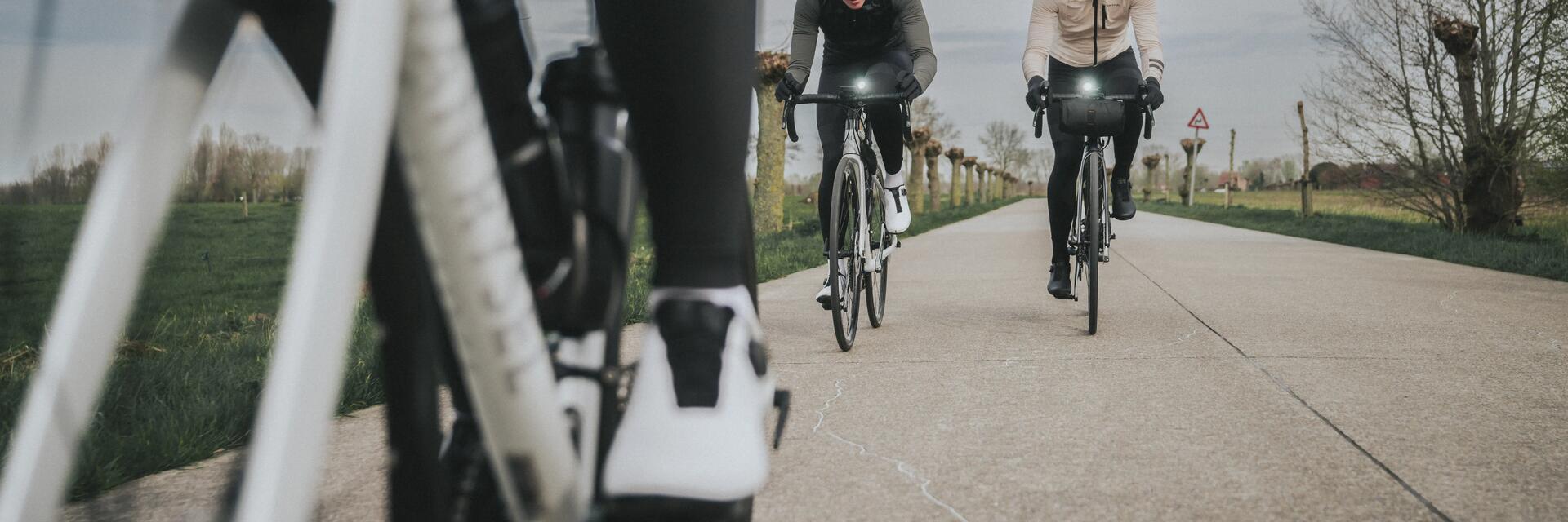 Drei Radfahrer tragen Fahrradschuhe