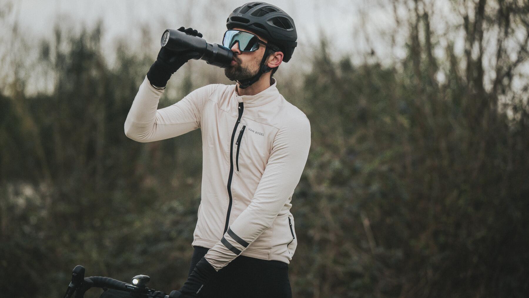 homem a encher bidon de ciclismo