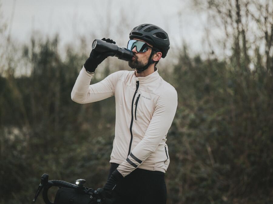 Fahrradfahrer mit Fahrradtrikots und Helm