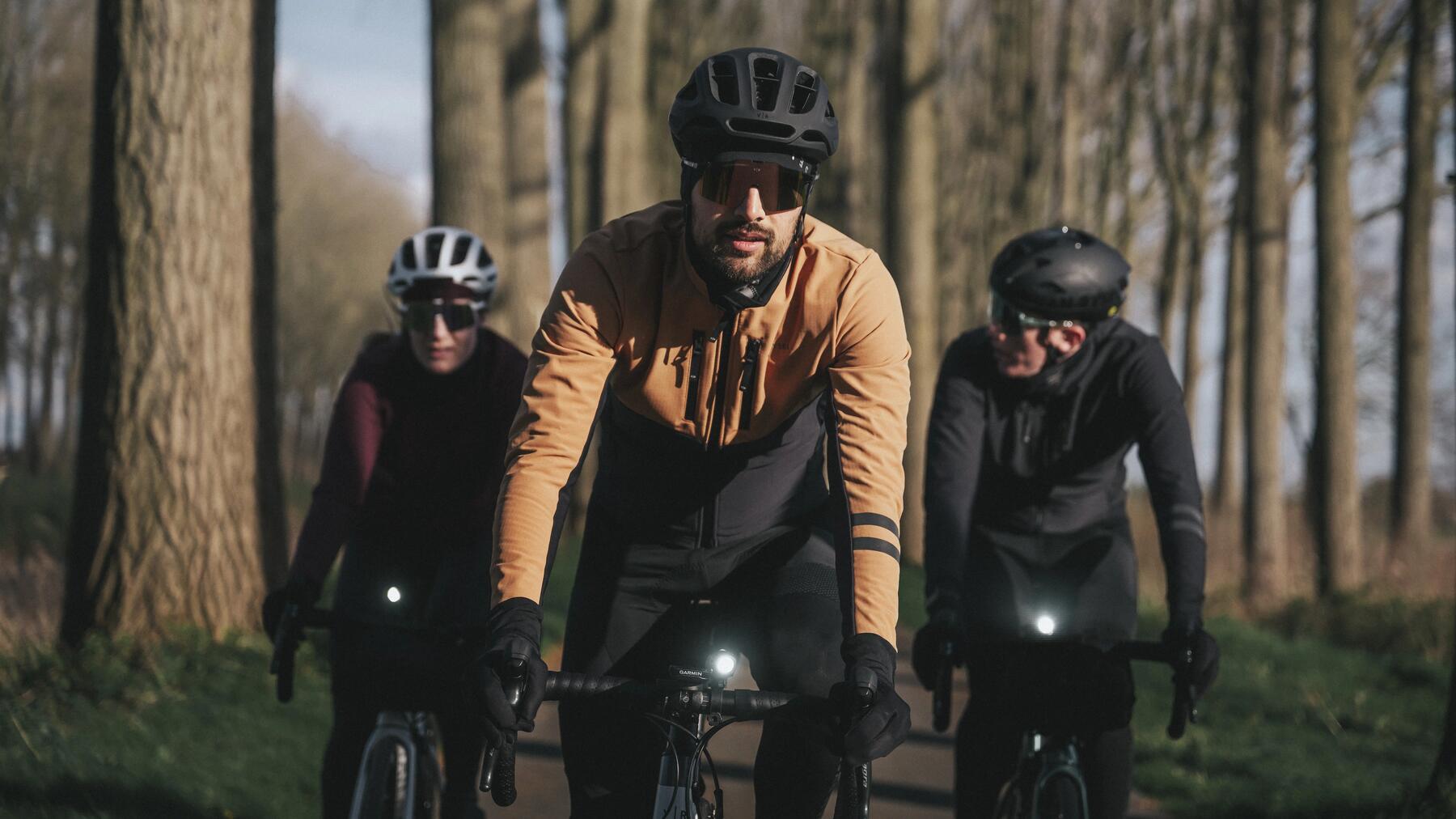 Rowerzyści w kaskach i okularach rowerowych jadący na rowerach prestiżowej marki