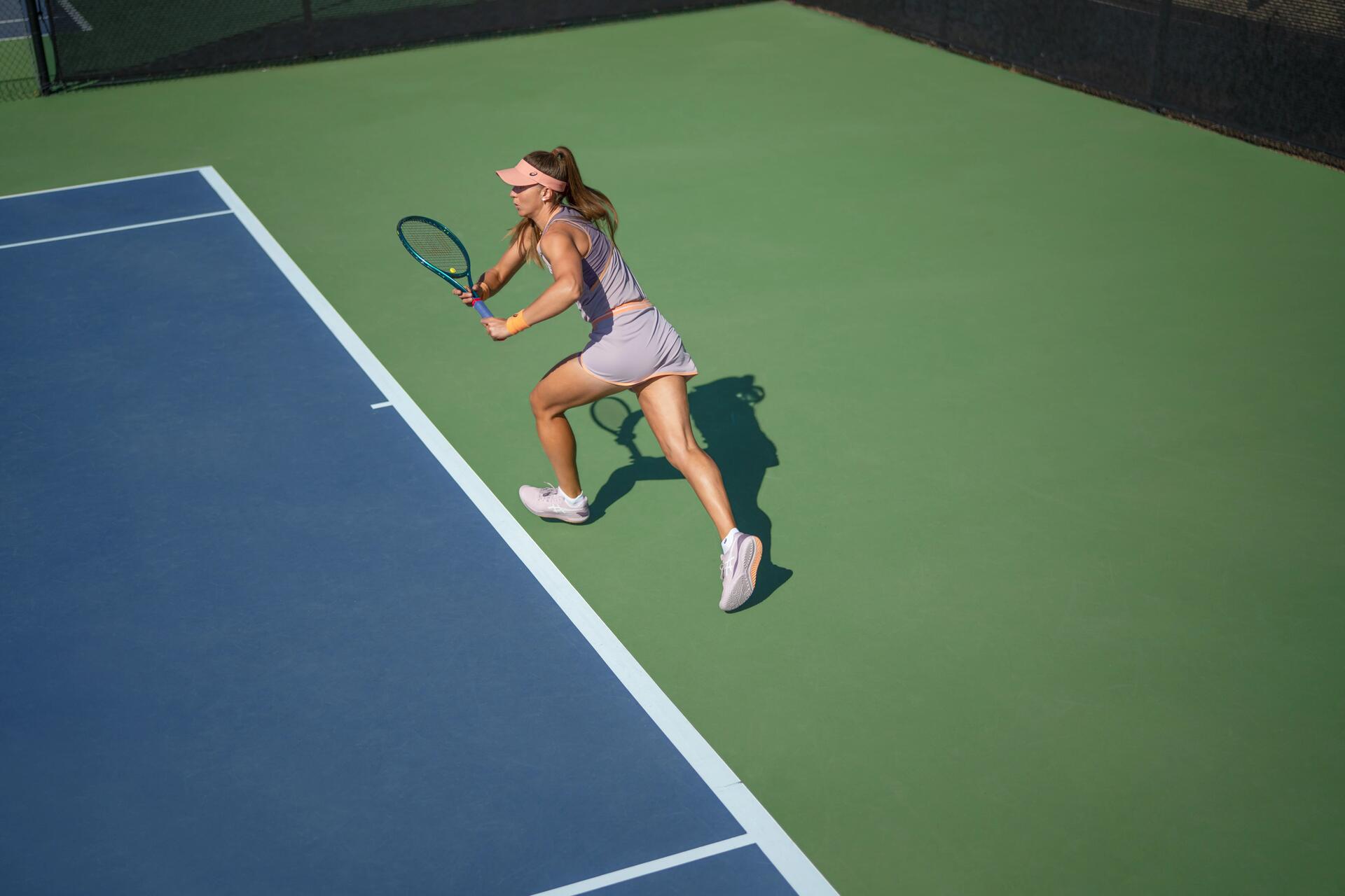 Kobieta w stroju sportowym na korcie trzymająca rakietę w ręku grająca w touchtennisa