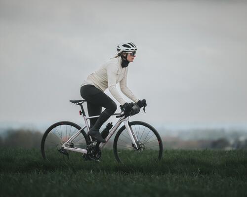Mężczyźni stojący na rowerach w odzieży i w butach zimą