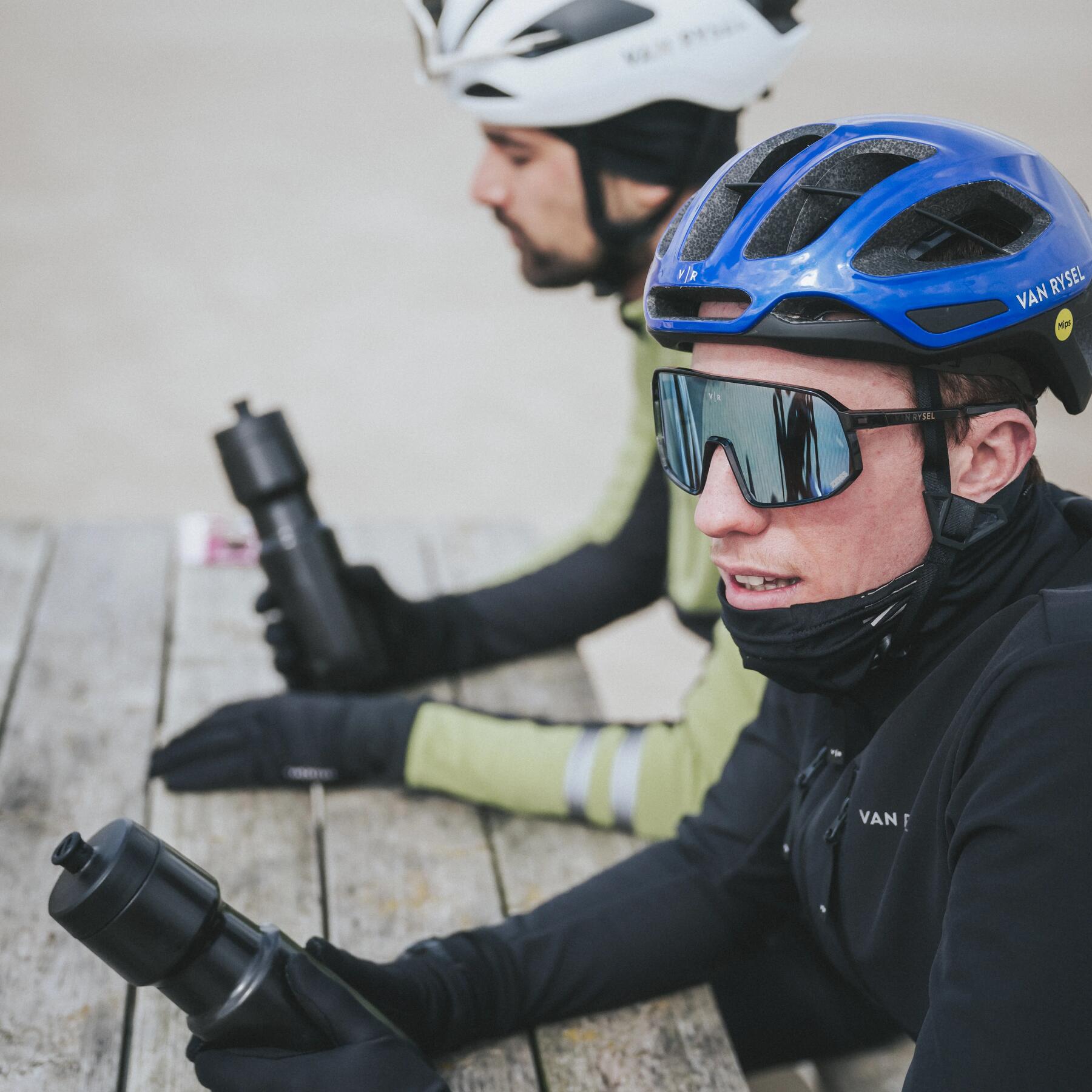 hombres hidratándose después de ir en bici