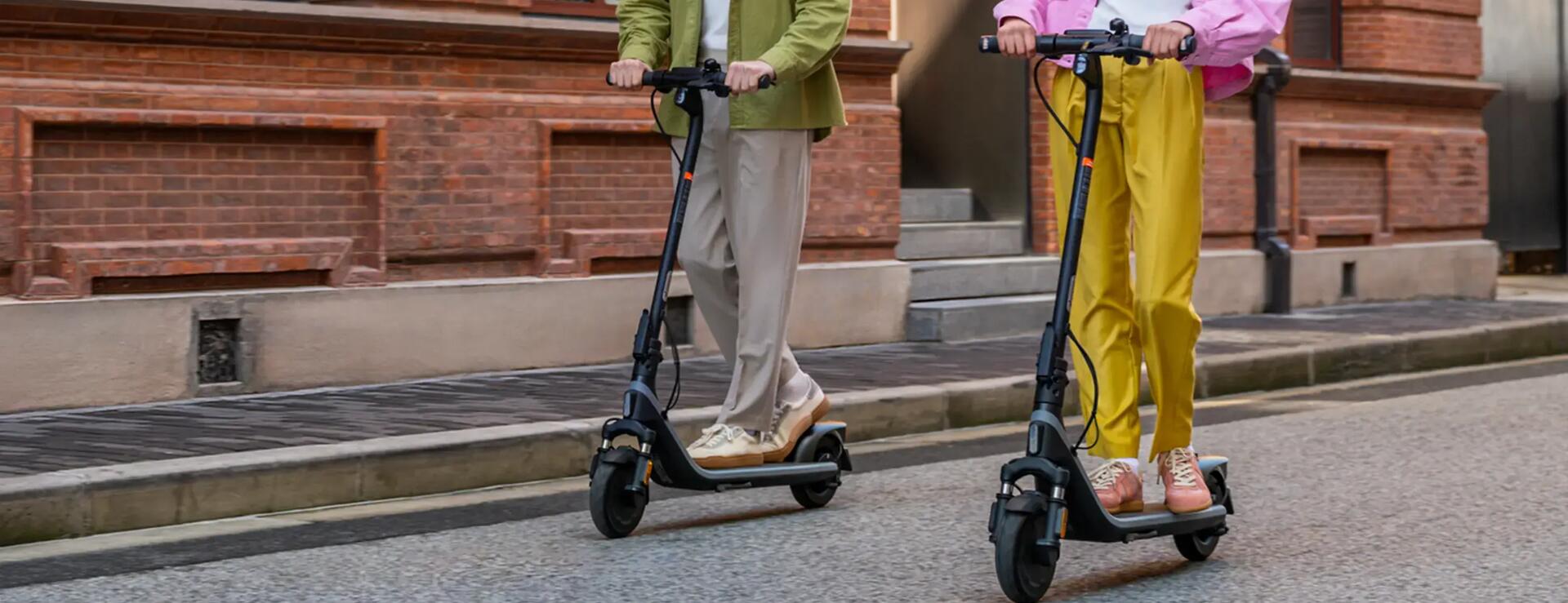 pessoa a andar de trotinete elétrica na cidade