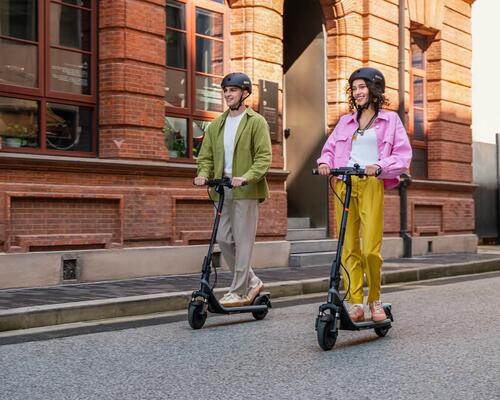 pessoa a andar de trotinete elétrica na cidade