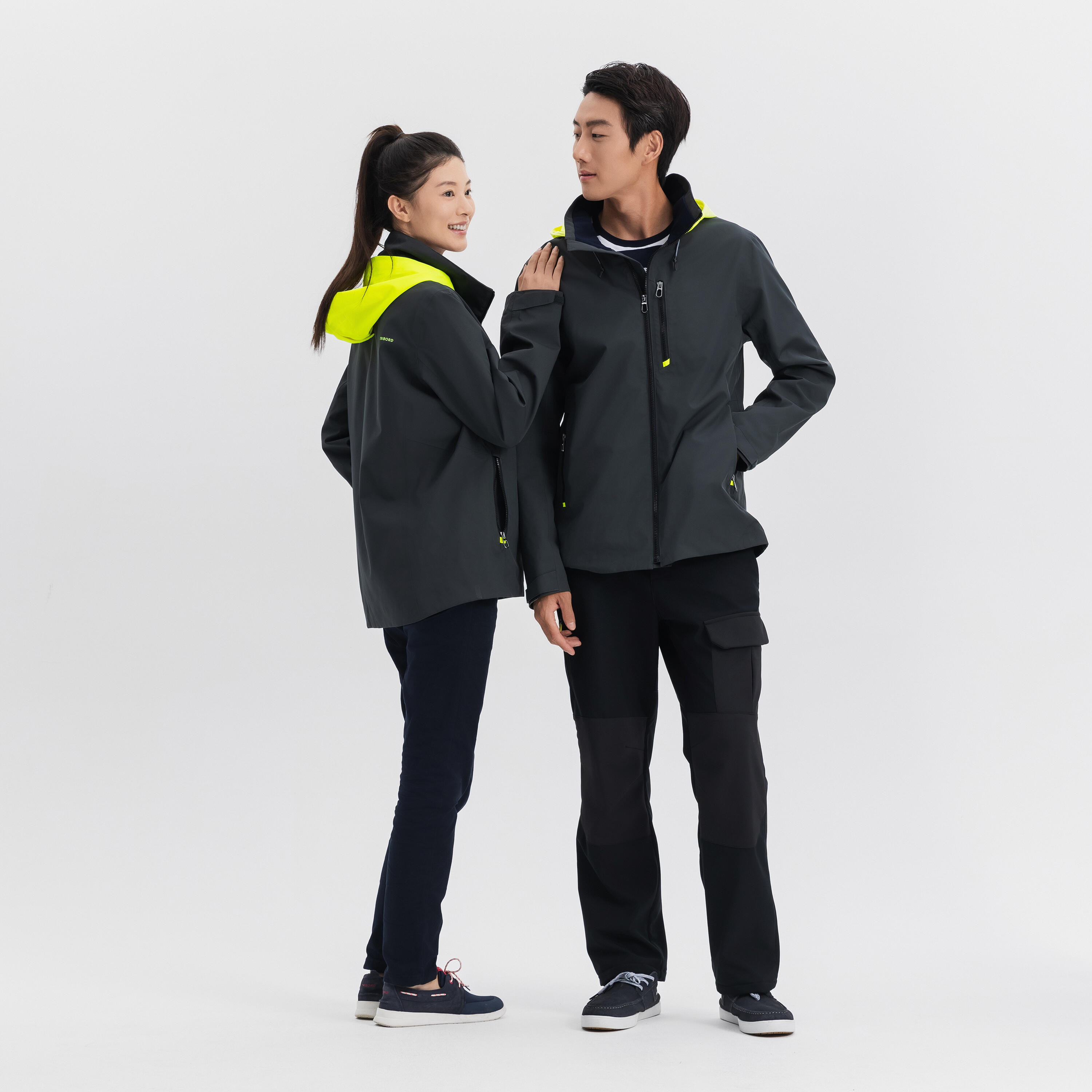 Veste imperméable coupe-vent de voile femme sailing 500 gris foncé capuche jaune 56/71