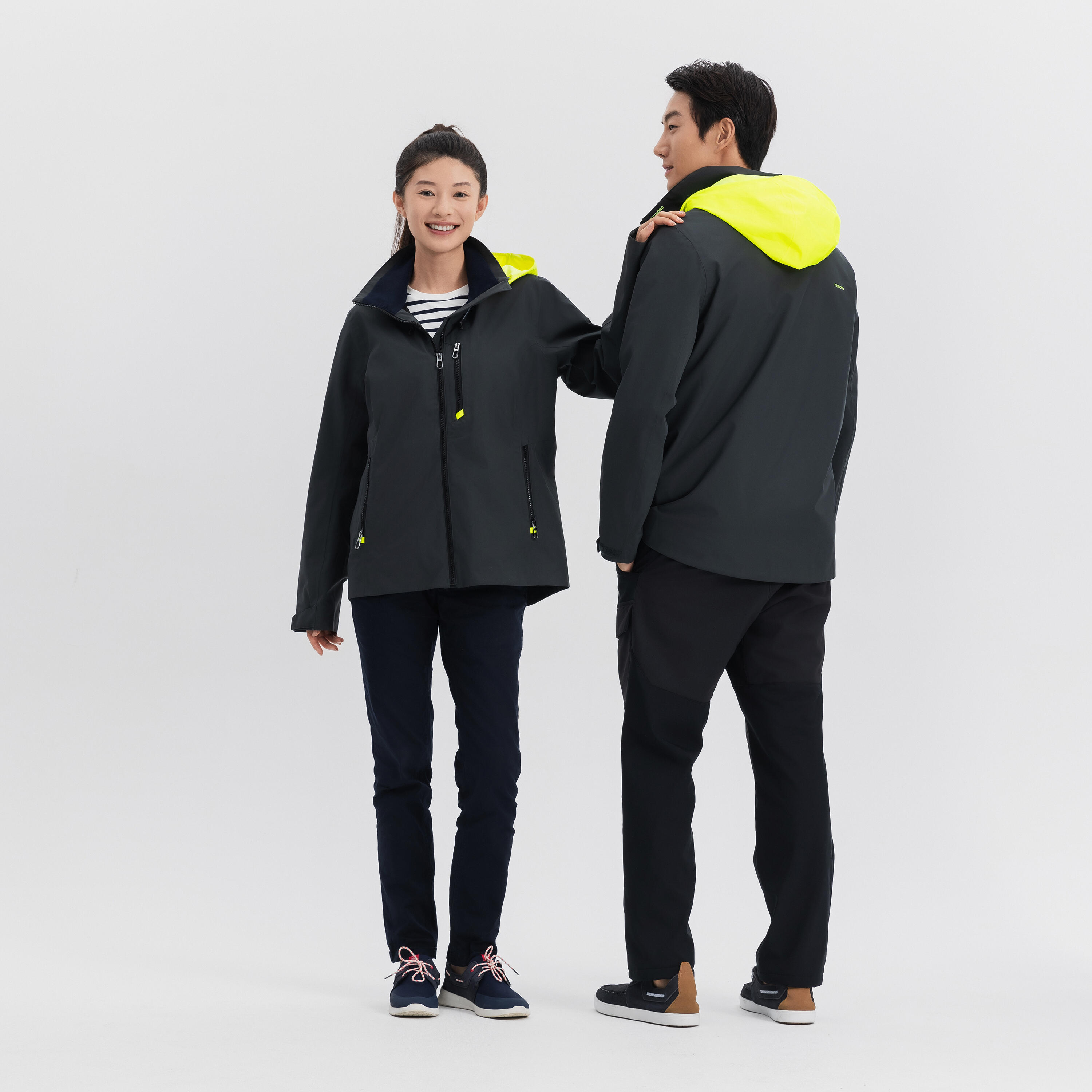 Veste imperméable coupe-vent de voile femme sailing 500 gris foncé capuche jaune 55/71